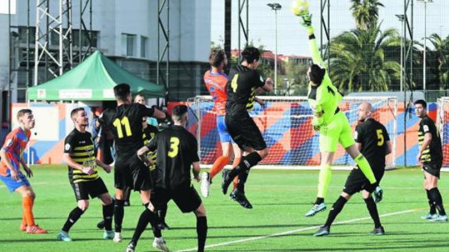 El guardameta tinerfeño Berto despeja un centro, ayer, en el campo municipal de San Mateo.