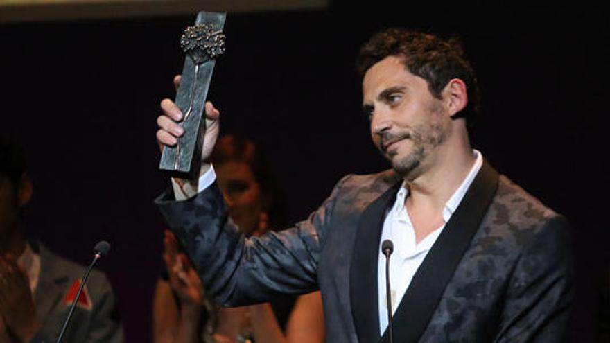 Paco León muestra orgulloso el Premio Eloy de la Iglesia-La Opinión de Málaga.