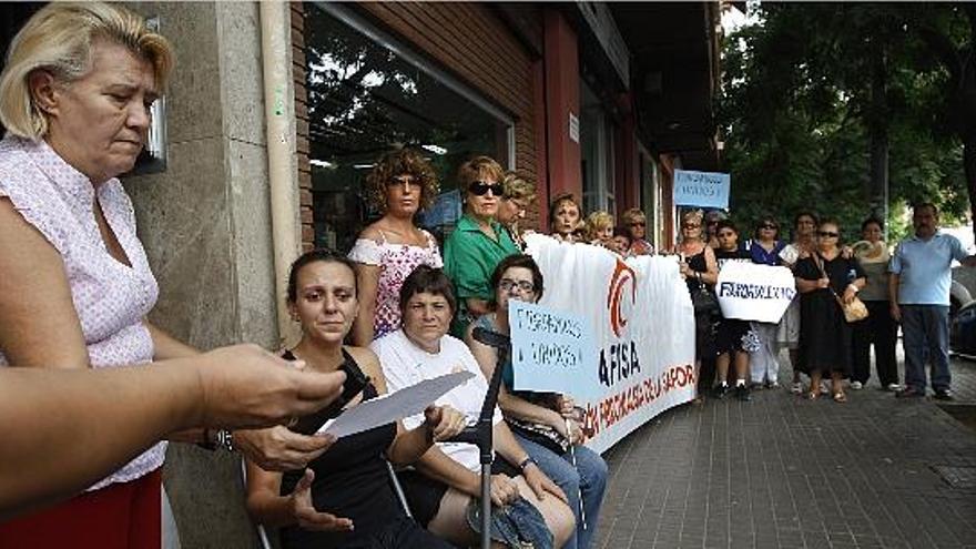 Eva María, de negro y sentada, con su madre y afectadas que apoyan el reconocimiento de la incapacidad permanente.