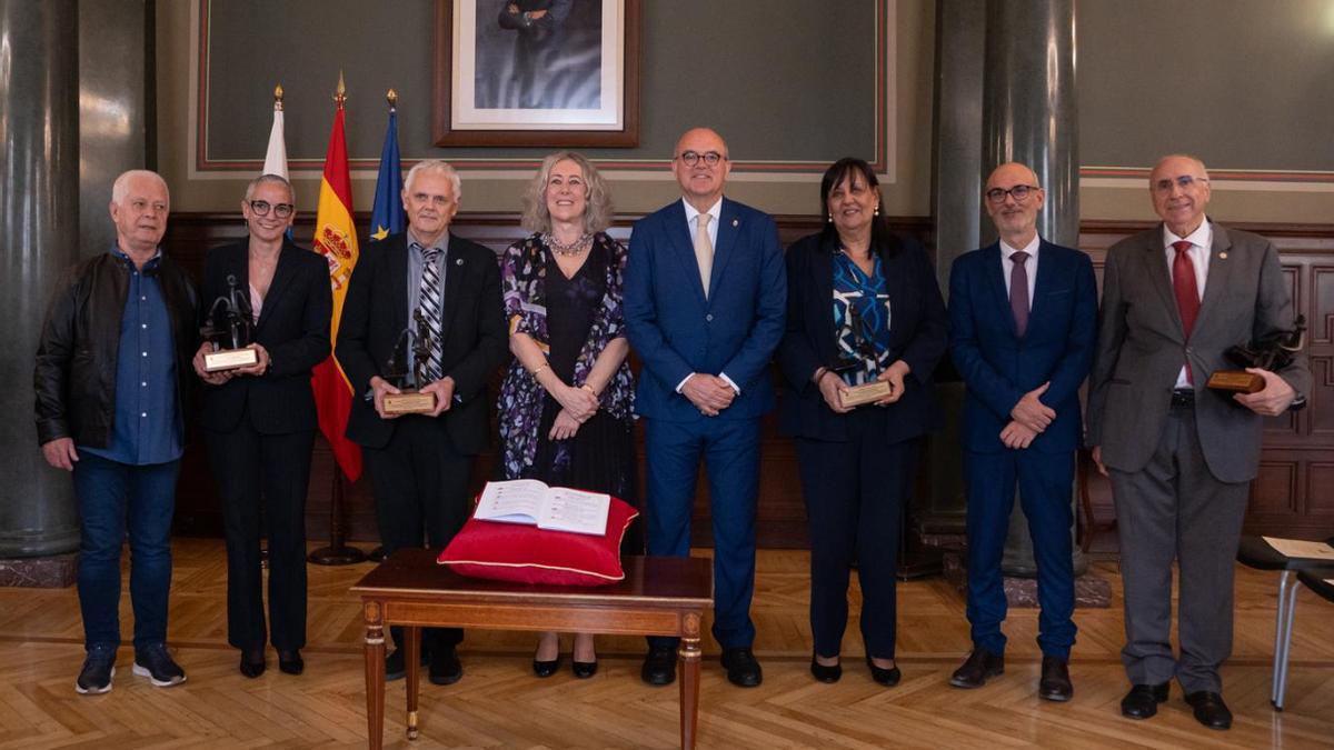 De izquierda a derecha, Paco Hernández, el hermano del paleógrafo Luis Hernández y su hija, Camino Hernández; el director del IAC, Valentín Martínez; la subdelegada del Gobierno en Las Palmas, Teresa Maryans; el delegado del Gobierno en Canarias, Anselmo Pestana; la fiscal María Farnés; el gerente de Servidis, Oliver Martín; y el presidente de Servidis, Antonio Rico.