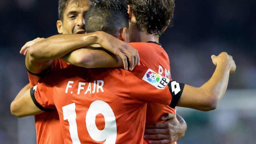 Borges y Mosquera felicitan a Fayçal Fajr por su gol en el partido de la primera vuelta frente al Betis.