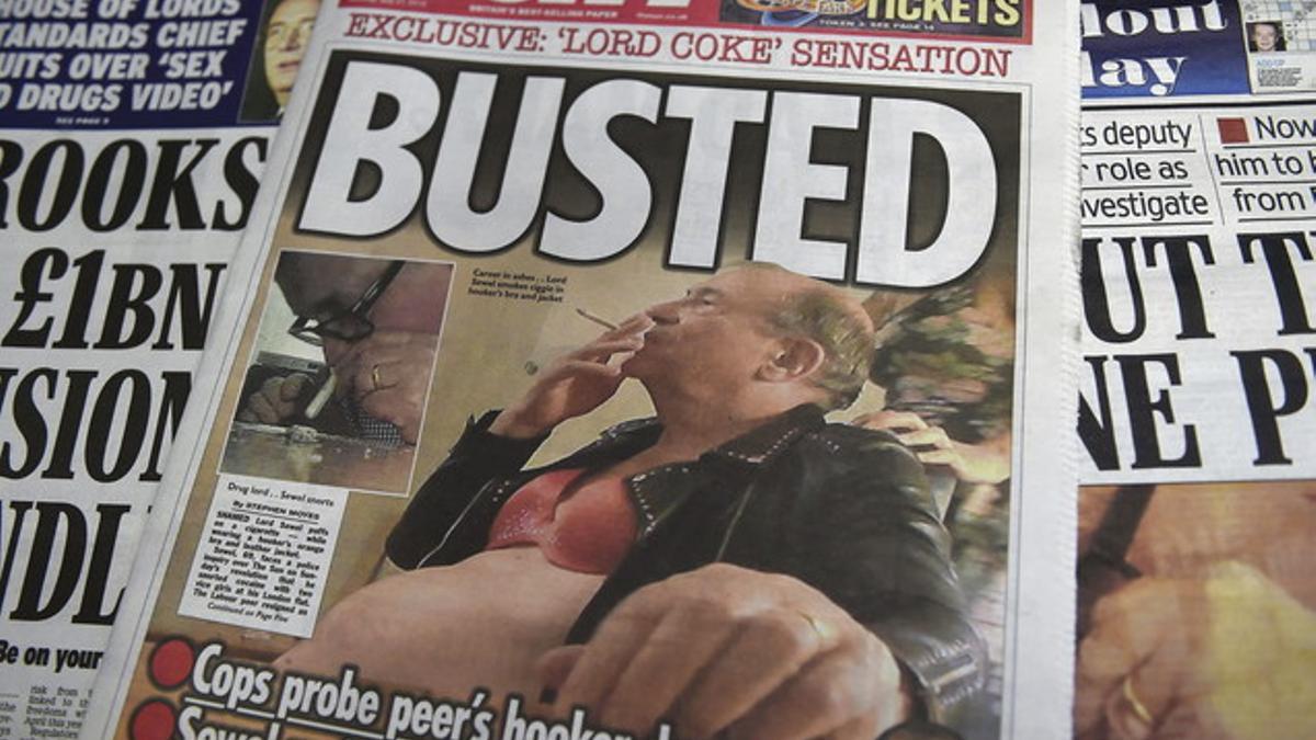 NUEVAS FOTOS EN &quot;THE SUN&quot; MUESTRAN A LORD SEWEL FUMANDO CON SUJETADOR NARANJA