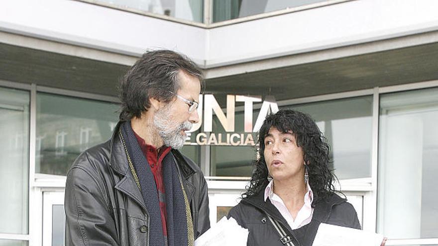 Entrega de las firmas en Vigo en el edificio de la Xunta