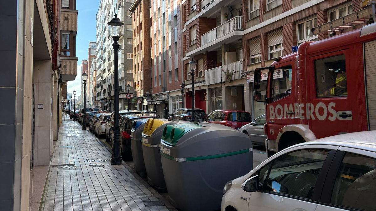 Los bomberos, esta tarde, en la calle Ezcurdia.