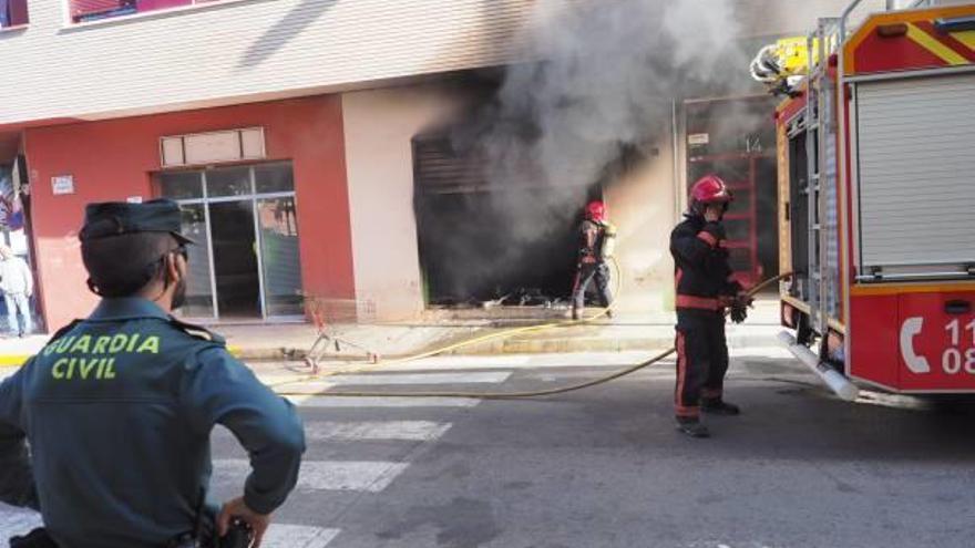 El incendio se produjo en un bajo utilizado como casal en Onda.