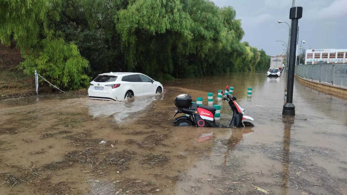 La entrada a la ITV de Vara de Quart, inundada