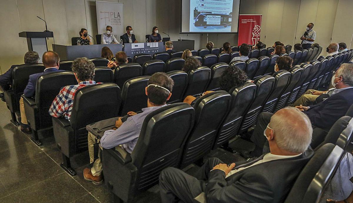 Un instante de la presentación del plan metropolitano de movilidad, ayer, en Elche. | ANTONIO AMORÓS