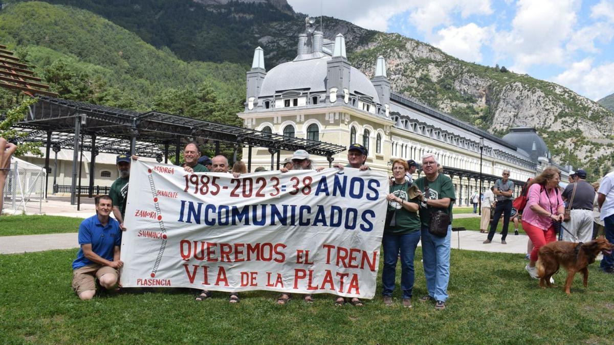 Delegación zamorana en la estación oscense de Canfranc, con la pancarta de la Ruta de la Plata
