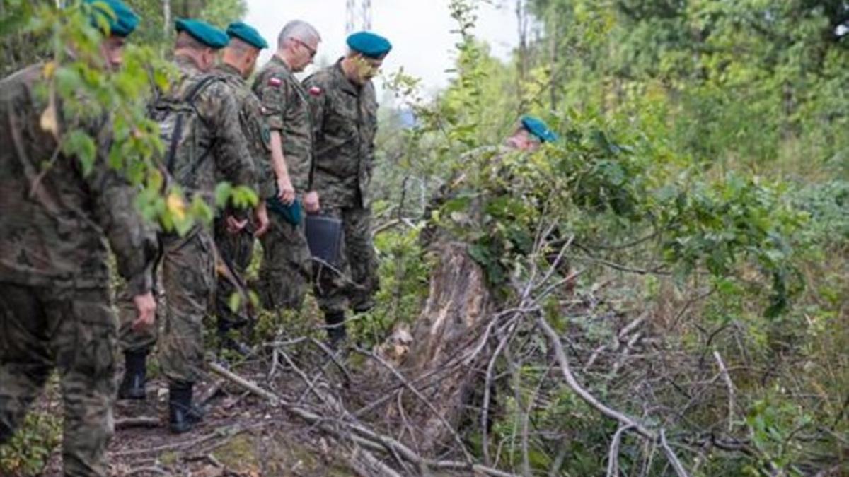 Inspección 8 Un grupo de militares polacos rastrean la zona donde se cree se oculta un tren con oro.