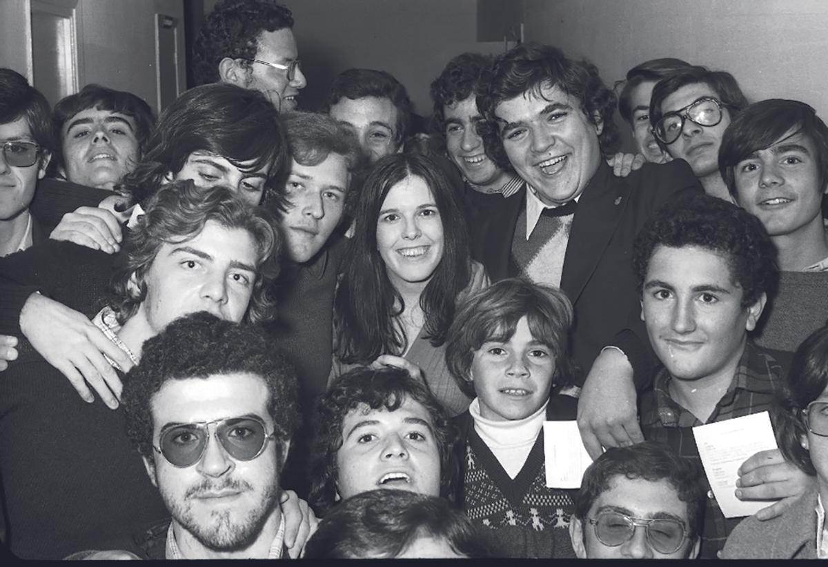 Colegiales de Los Olivos, con la cantante Cecilia en 1975.