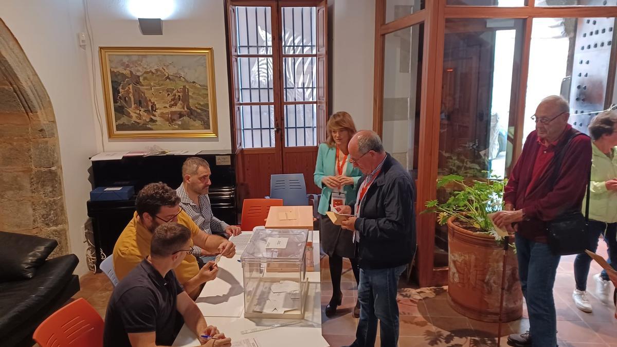 Pepe Gil, al votar junto a la número 2 de su lista.