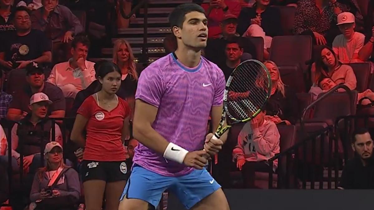 Alcaraz ante Rafa Nadal en su exhibición en Las Vegas