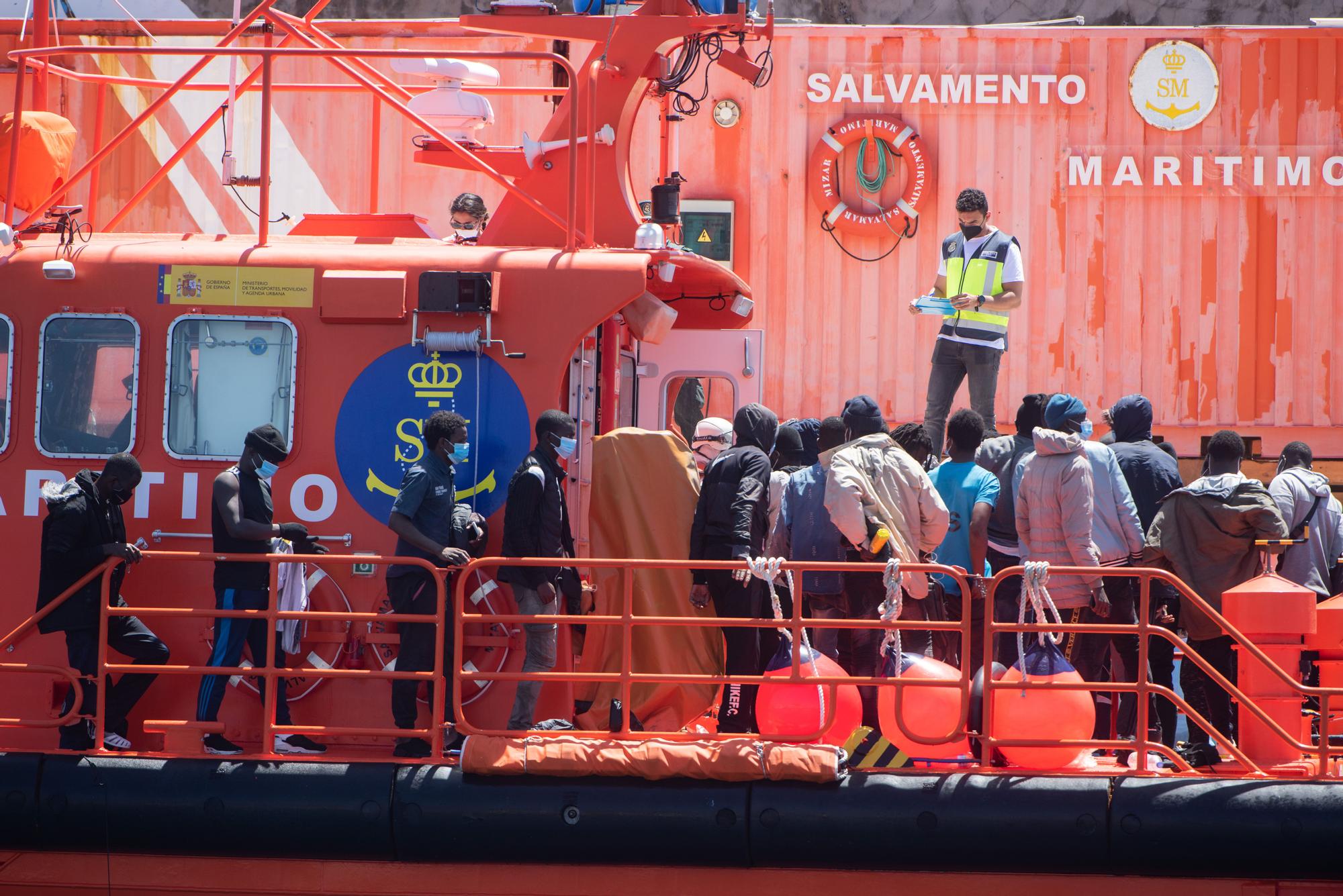Trasladan a Fuerteventura a 46 migrantes de una patera con un pinchazo