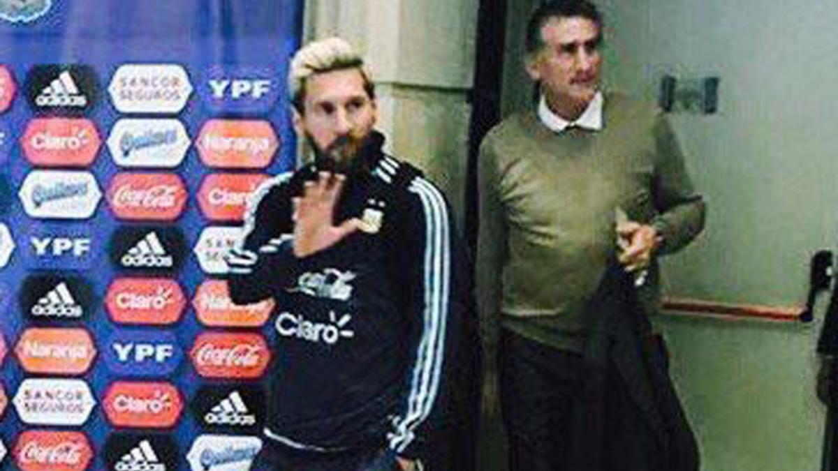 Messi, en el momento de abandonar la concentración de Argentina