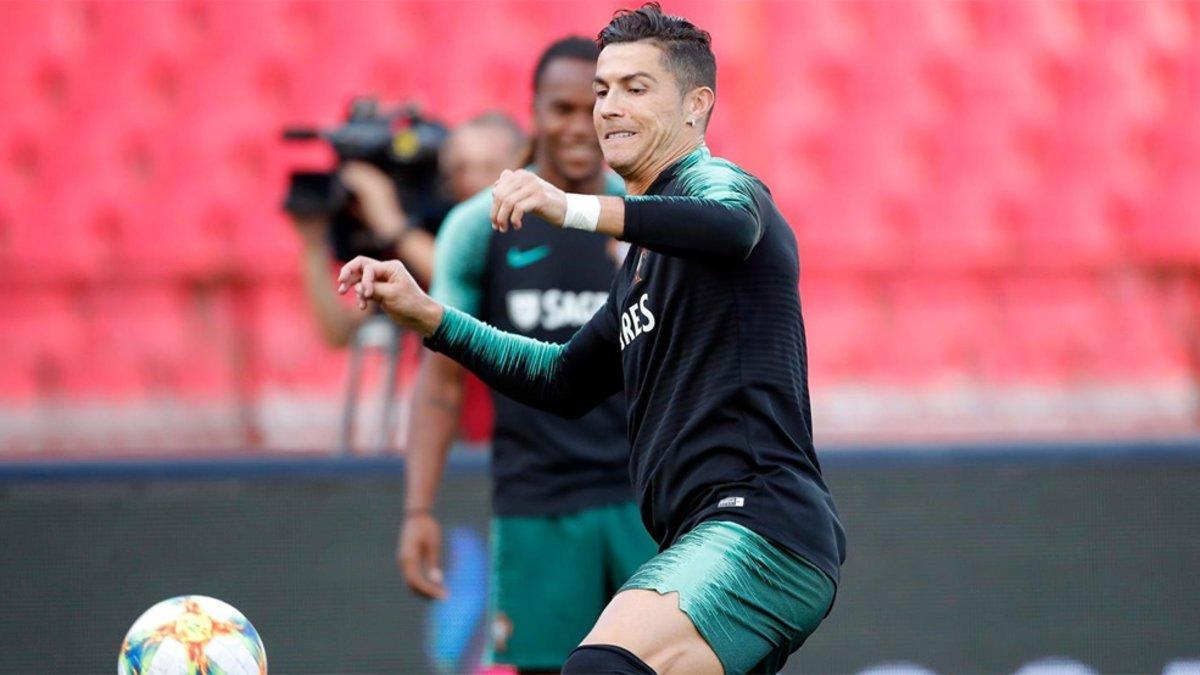 Cristiano Ronaldo se lo pasa 'pipa' bailando con un 'palo'