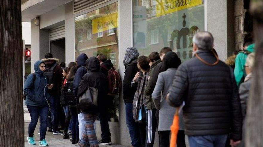 Largas colas en Correos para votar en las elecciones generales