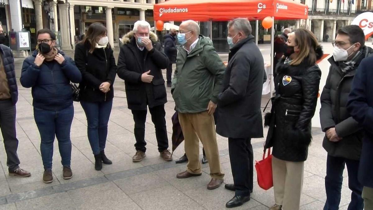 Francisco Igea, con miembros de la candidatura de Ciudadanos.