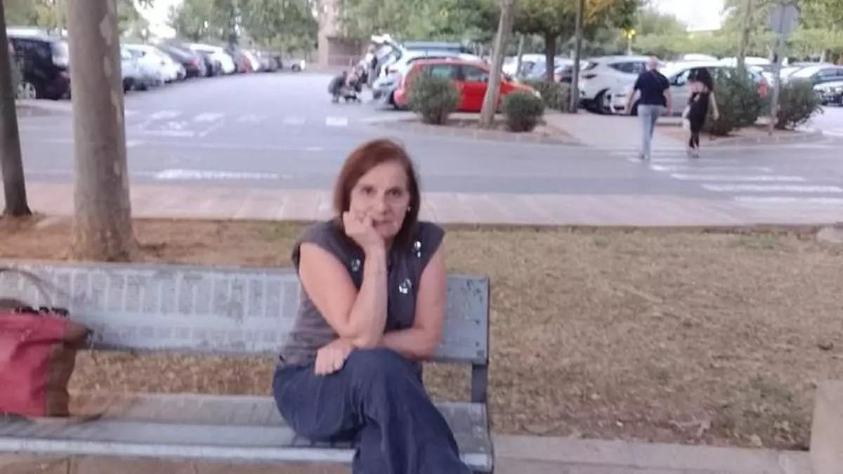Mónica Comaschi auf der Parkbank in Alcúdia, auf der sie schläft.