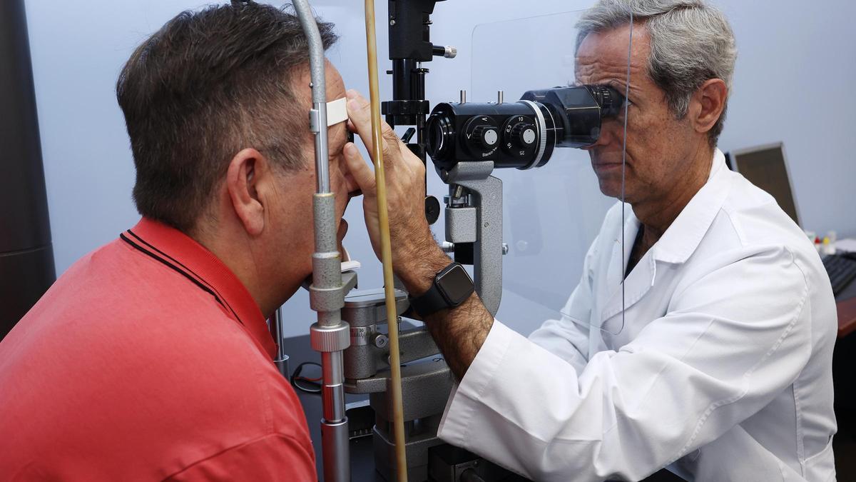 El Dr. José García-Arumí, oftalmólogo experto en complicaciones visuales de la diabetes, en una revisión a un paciente.