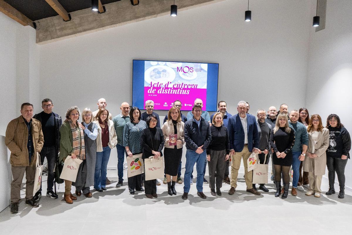 Entrega de las distinciones a empresas adheridas al Club MOS de Ontinyent.