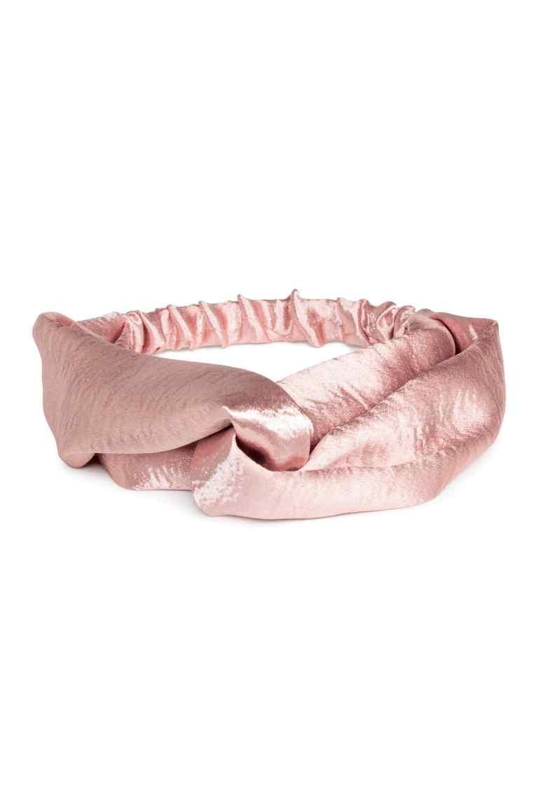 Prendas con nudo para triunfar en primavera: turbante efecto raso