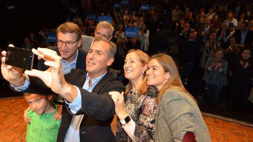 Rafael Domínguez hace un &quot;selfie&quot; con su hijo, Feijóo, Rueda, Pastor y Pepa Pardo, ante el público que acudió a su presentación. // G. Santos