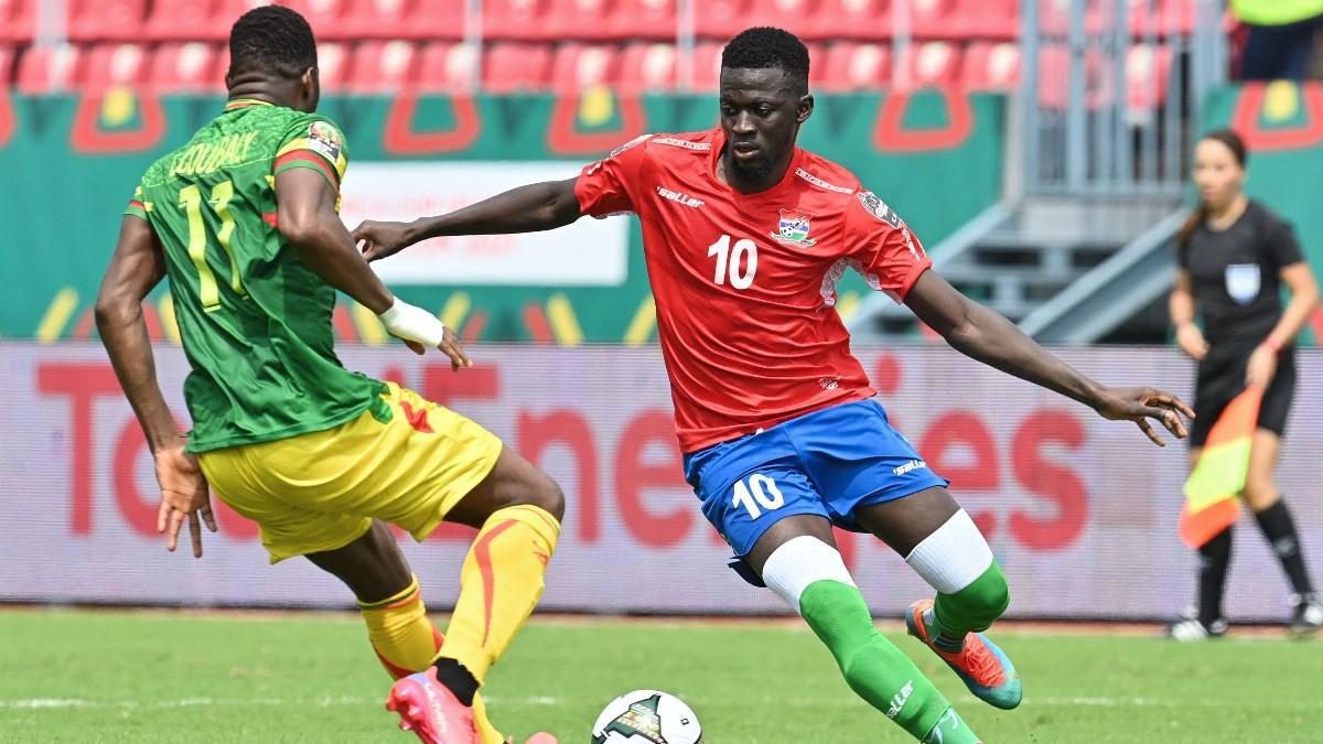 Lassana Coulibaly y Barrow disputan un balón