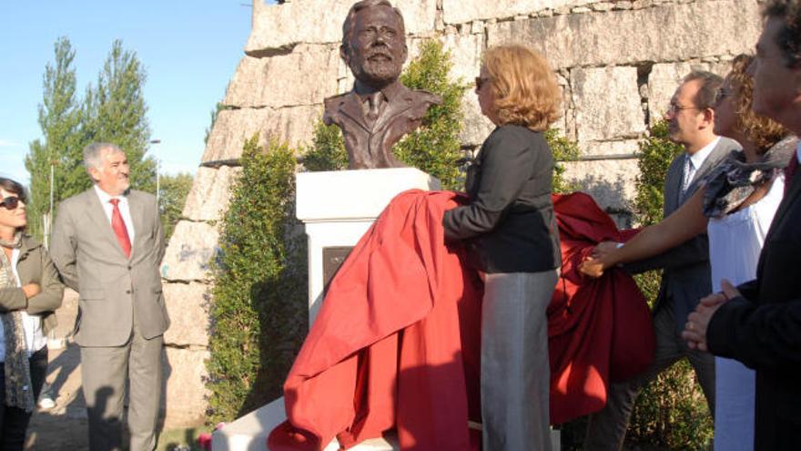 La viuda descubre el busto en presencia del fiscal general del Estado, Conde Pumpido.  // Noé Parga