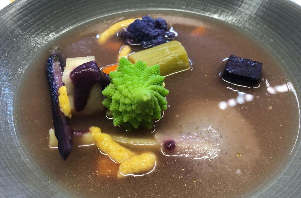 Un plat de l'escudella de colors que Xavier Aguado va cuinar al Fòrum Gastronòmic de Girona.