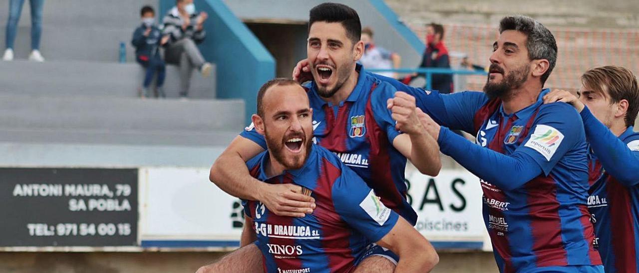 Los jugadores del Poblense celebran un gol durante uno de los partidos disputados esta temporada.