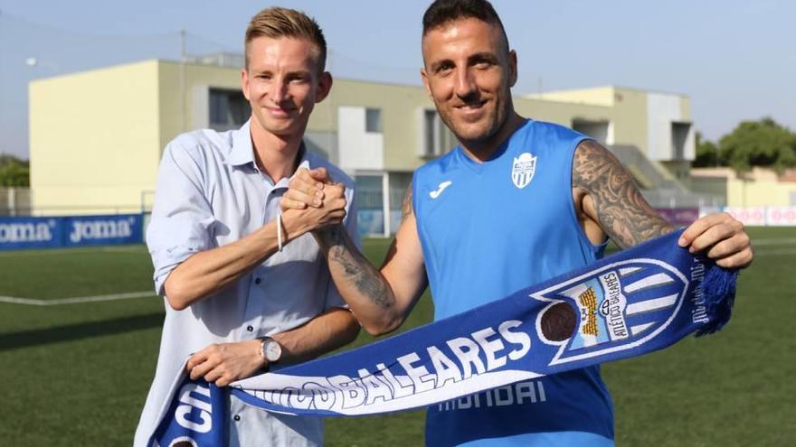 El director deportivo Patrick Messow y Óscar Rico posan ayer en Son Malferit tras la presentación del nuevo jugador balearico.