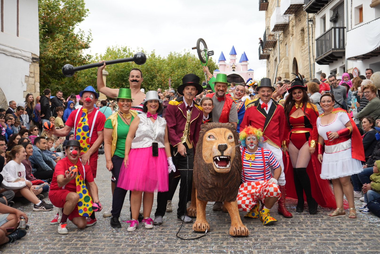 Batalla de confeti y desfile de carrozas en el Anunci de Morella