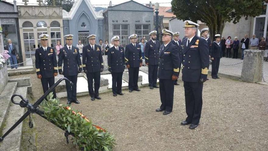 El comandante de la Escuela Naval, con otros oficiales y suboficiales, durante el homenaje.  // S. Álvarez