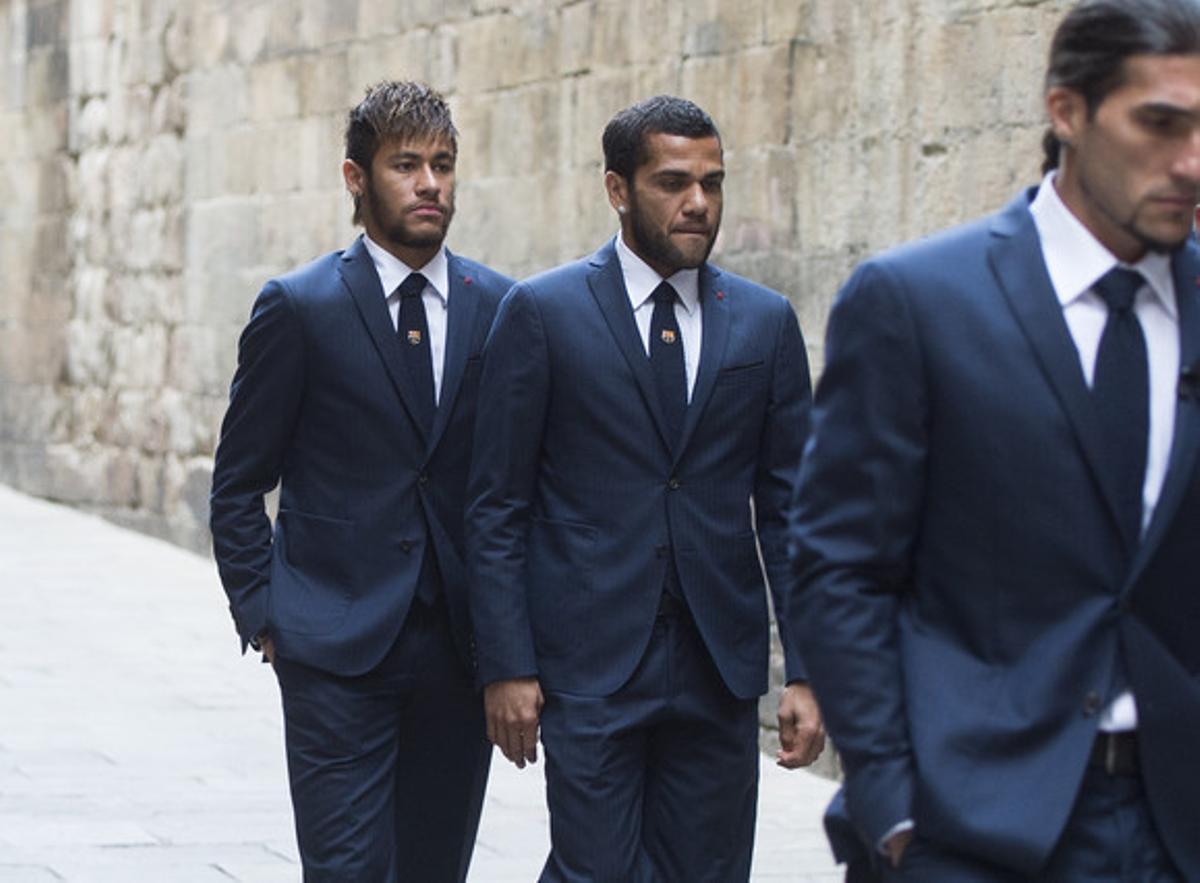 D’esquerra a dreta, els jugadors del Barça Neymar, Alves i Pinto, a l’arribar al funeral de la catedral, aquest dilluns.