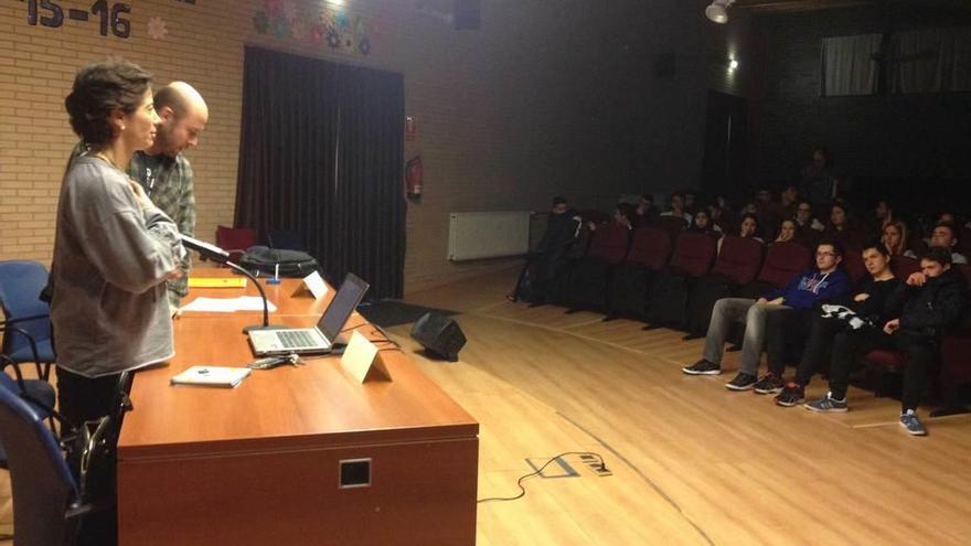 Asun Cámara, durante su charla en el Instituto de La Corredoria.