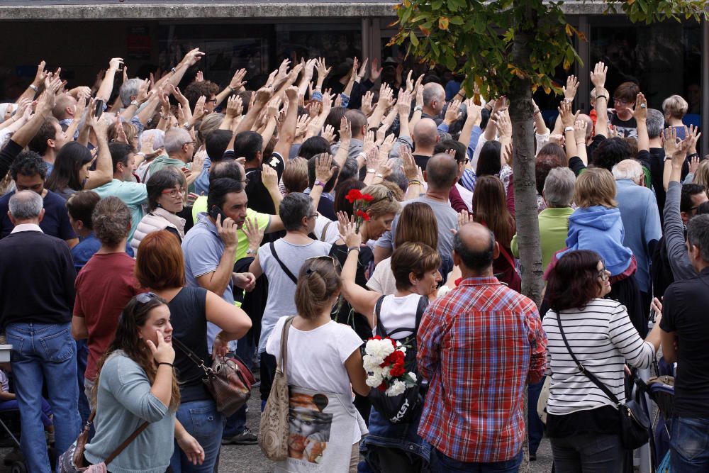 Concentració davant la biblioteca Ernest Lluch de Girona