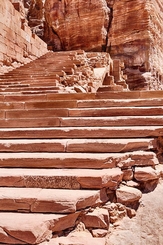 Escalones a la tumba de la Urna en Petra
