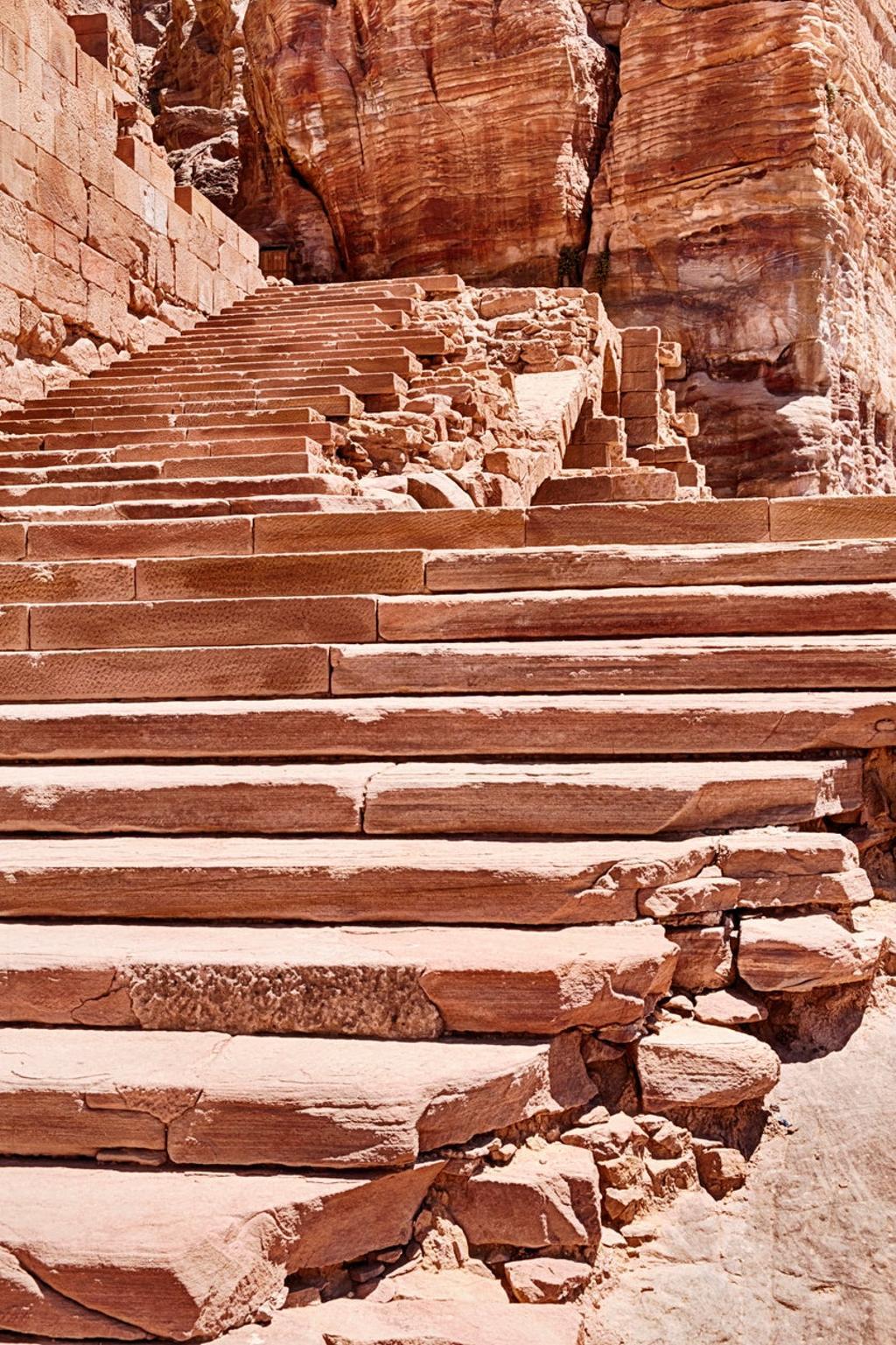Escalones a la tumba de la Urna en Petra.