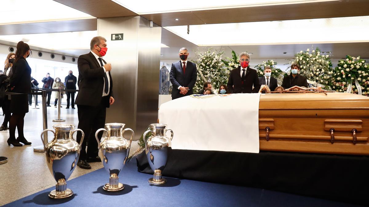 Joan Laporta visita la capilla ardiente de Paco Gento