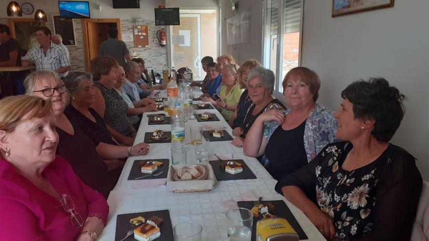 Mujeres de Villaseco durante una comida en el bar del pueblo. |