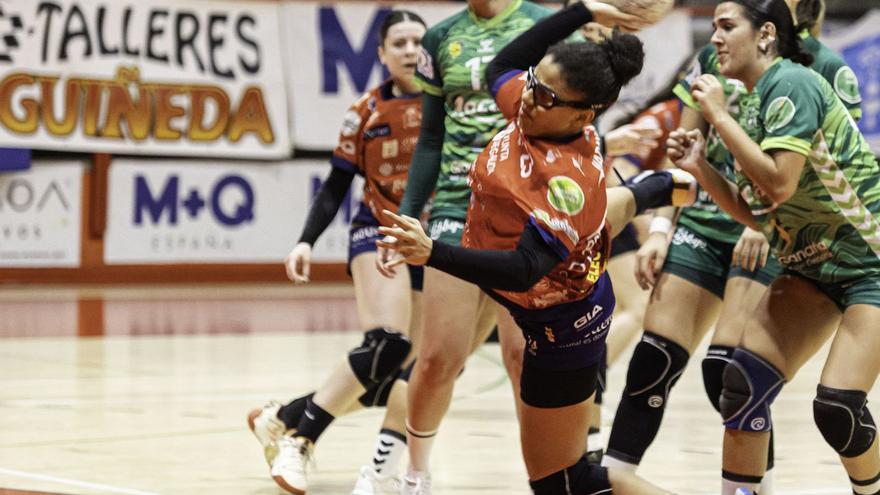 Prelchi lanza a portería durante el partido de ayer. | // JAVIER TENIENTE