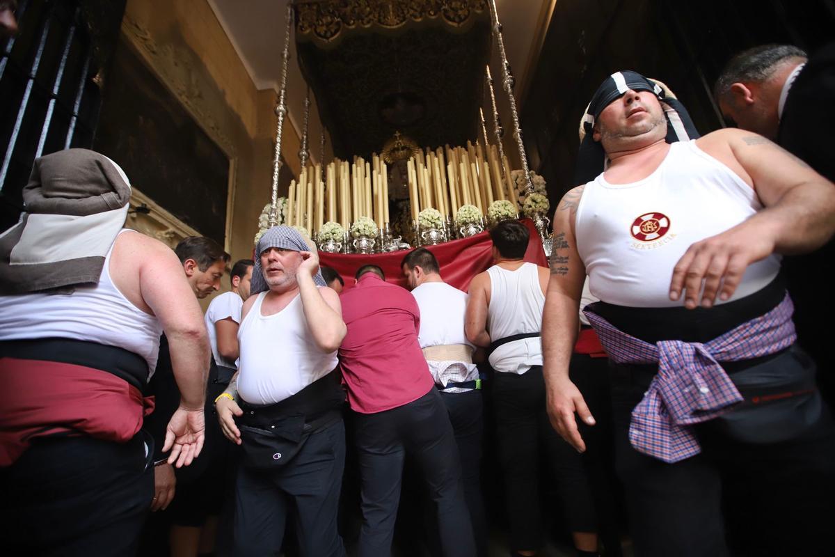 Costaleros de la Virgen de Gracia y Amparo.