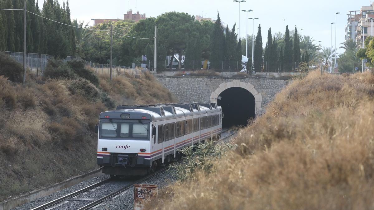 El cercanías, saliendo del túnel de Elche