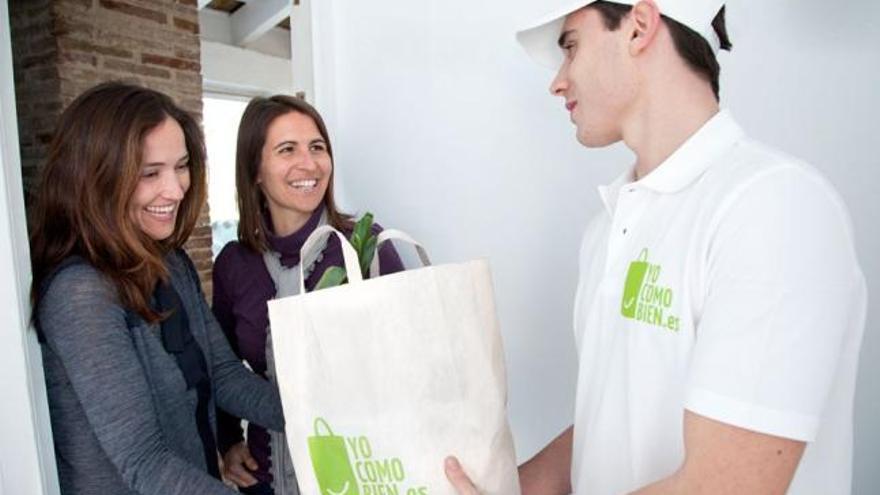 Repartidor de la empresa entregando la &quot;cesta&quot; a los clientes.