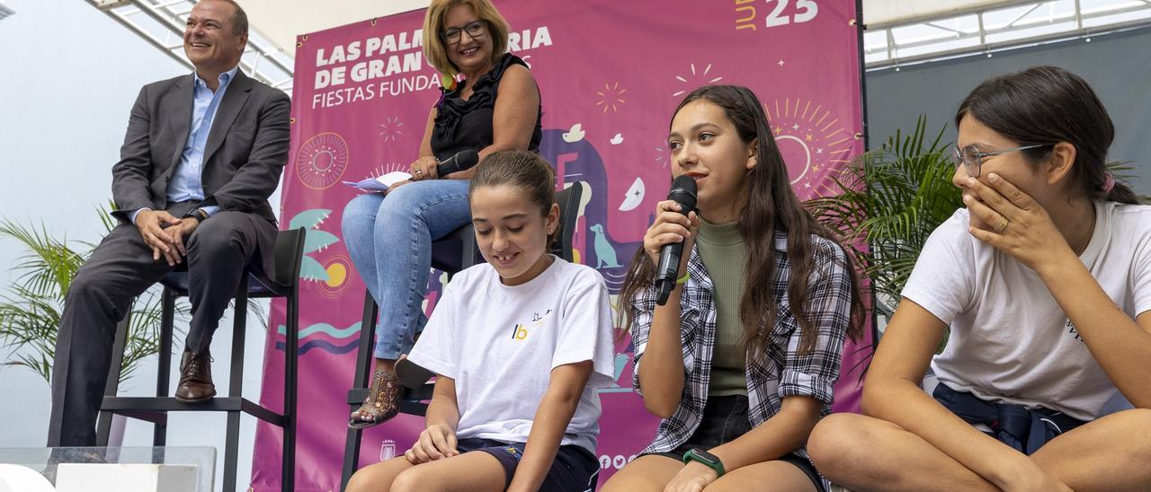 Presentación de las Fiestas Fundacionales con los jóvenes que ofrecerán el pregón junto a la concejala de Cultura, Encarna Galván y el alcalde, Augusto Hidalgo.