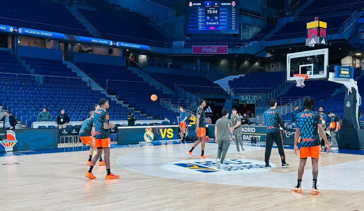 Los jugadores del Valencia Basket, durante el calentamiento en el Movistar Arena.