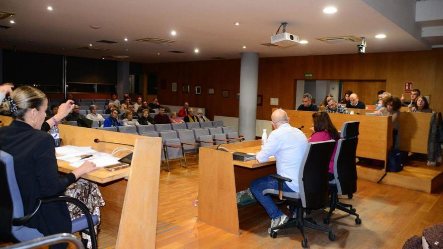 Una de las votaciones en el Pleno de la Corporación de Cangas, el viernes por la noche. | G.Núñez