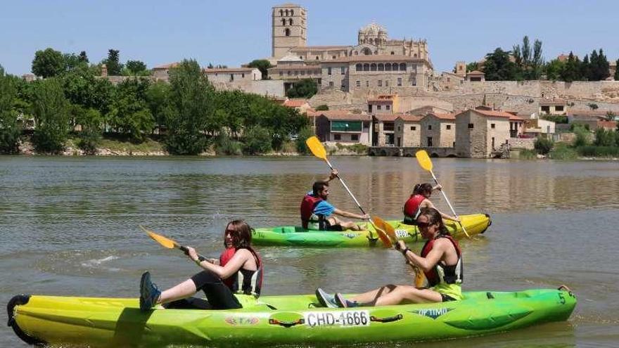 Participantes en la Raid , en la prueba con el kayak en el Duero, a la altura de los Pelambres.