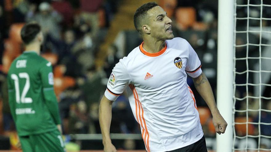 Rodrigo celebra su segundo gol con el Valencia