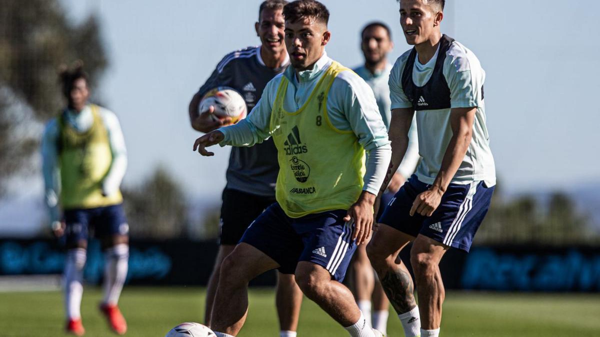 Beltrán controla un balón ante Cervi durante un entrenamiento en la ciudad deportiva.